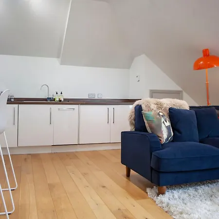 Higgihaus Cabot Mews #40 Sunday - Friday Location Apartment