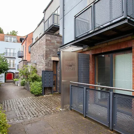 Apartment Higgihaus Cabot Mews #40 Sunday - Friday Location *